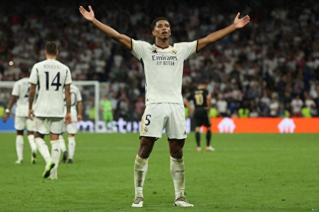 2-1！中国队掀翻比利时，超级大逆转+2026旗开得胜，球迷欢呼庆祝